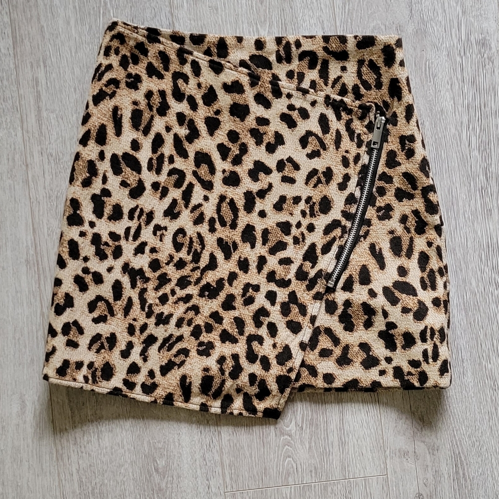 H&M Leopard Print skirt sz 6